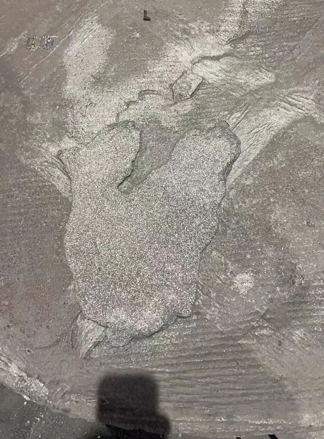 ຂໍ້ບົກພ່ອງເຊັ່ນ: ຮອຍຂີ້ຕົມດິນຊາຍຢູ່ດ້ານເທິງຂອງຊິ້ນສ່ວນເຫລໍກສີຂີ້ເຖົ່າທີ່ຜະລິດໂດຍການຫລໍ່ດ້ວຍດິນຊາຍສາມາດແກ້ໄຂໄດ້ແນວໃດ?